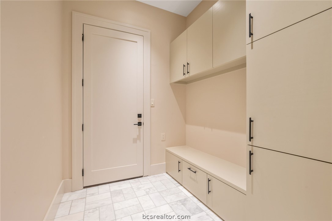 4212 Tuscany Court Bryan, TX 77802 - Photo 32 of 41 a view of a walk in closet