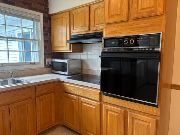$449,000 | 1621 Portsmouth Lane, Schaumburg, IL 60193