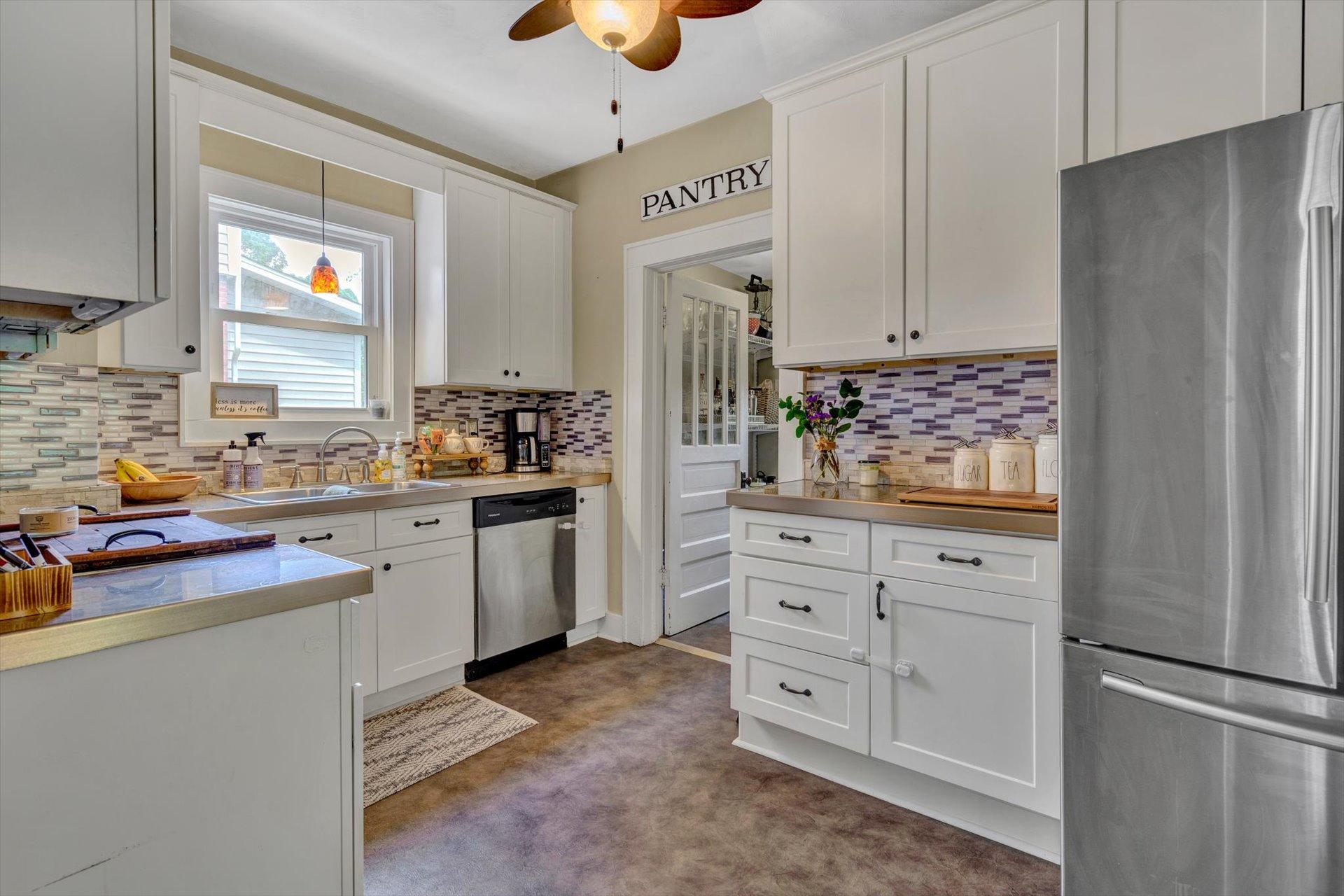 2630 Tillett Road Southwest Roanoke, VA 24015 - Photo 13 of 36 Kitchen