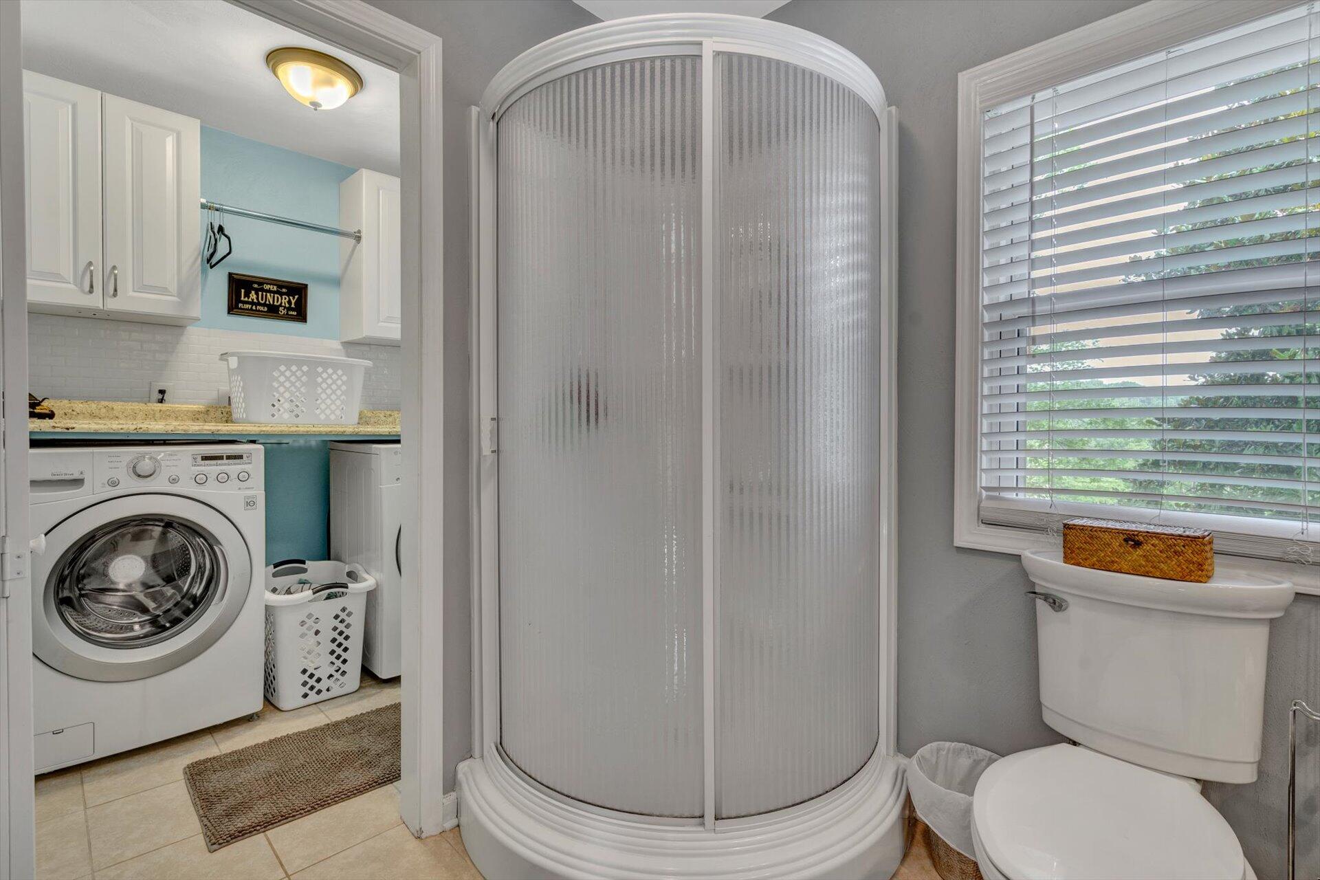 2630 Tillett Road Southwest Roanoke, VA 24015 - Photo 20 of 36 Main Level Full Bath