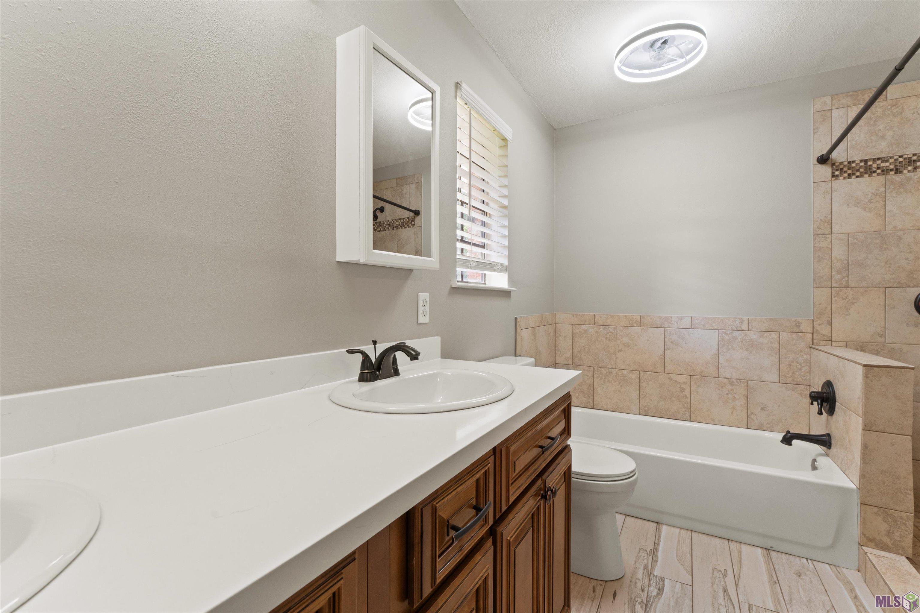 7513 Quorum Drive Baton Rouge, LA 70817 - Photo 19 of 34 Primary Ba double lavatories