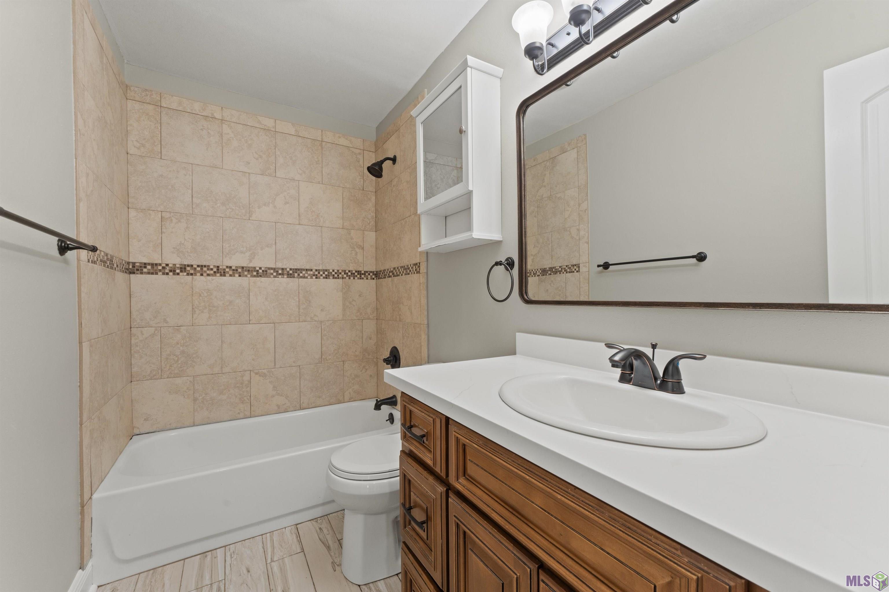 7513 Quorum Drive Baton Rouge, LA 70817 - Photo 26 of 34 Guest Bathroom