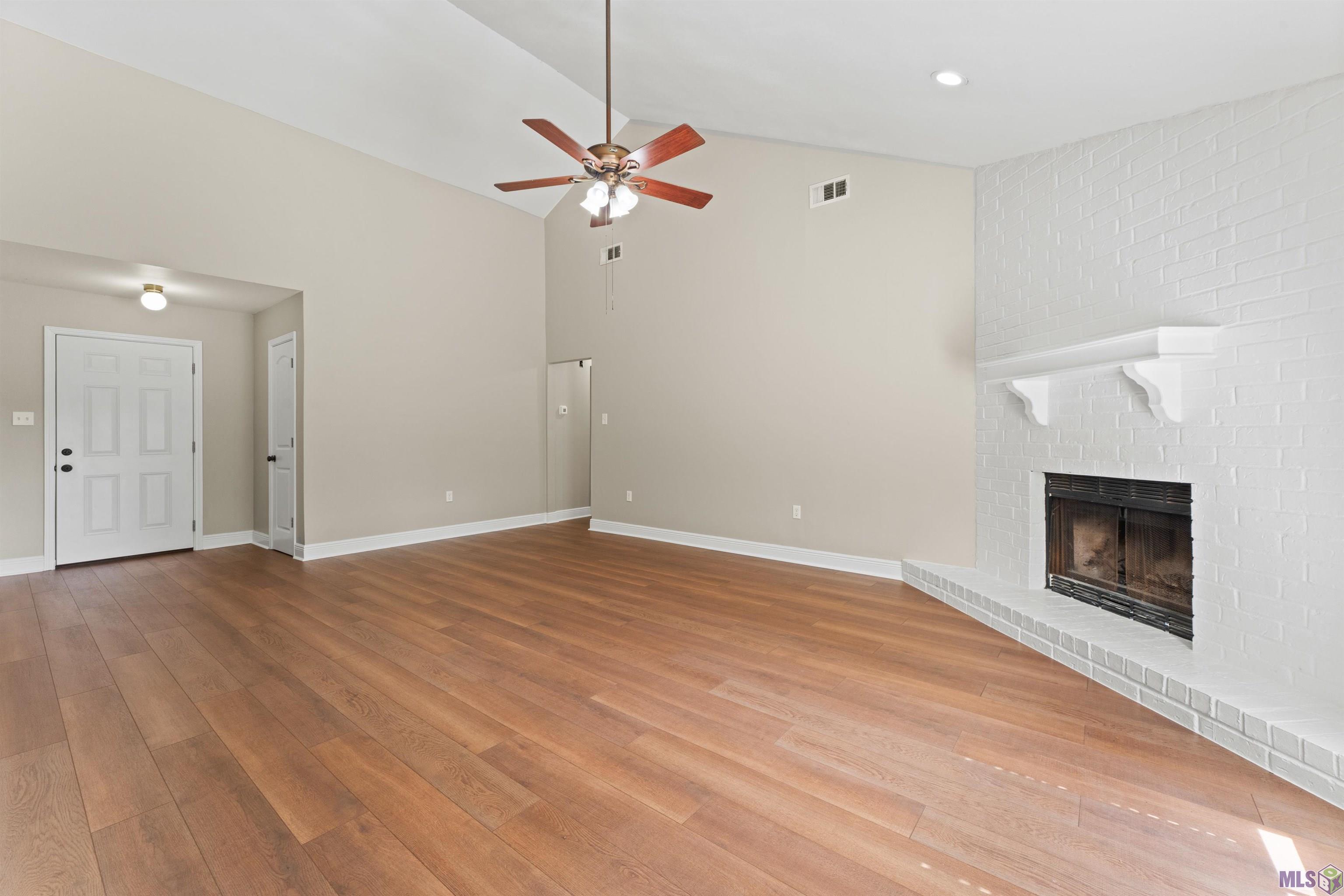 7513 Quorum Drive Baton Rouge, LA 70817 - Photo 7 of 34 Living Rm to Front entry