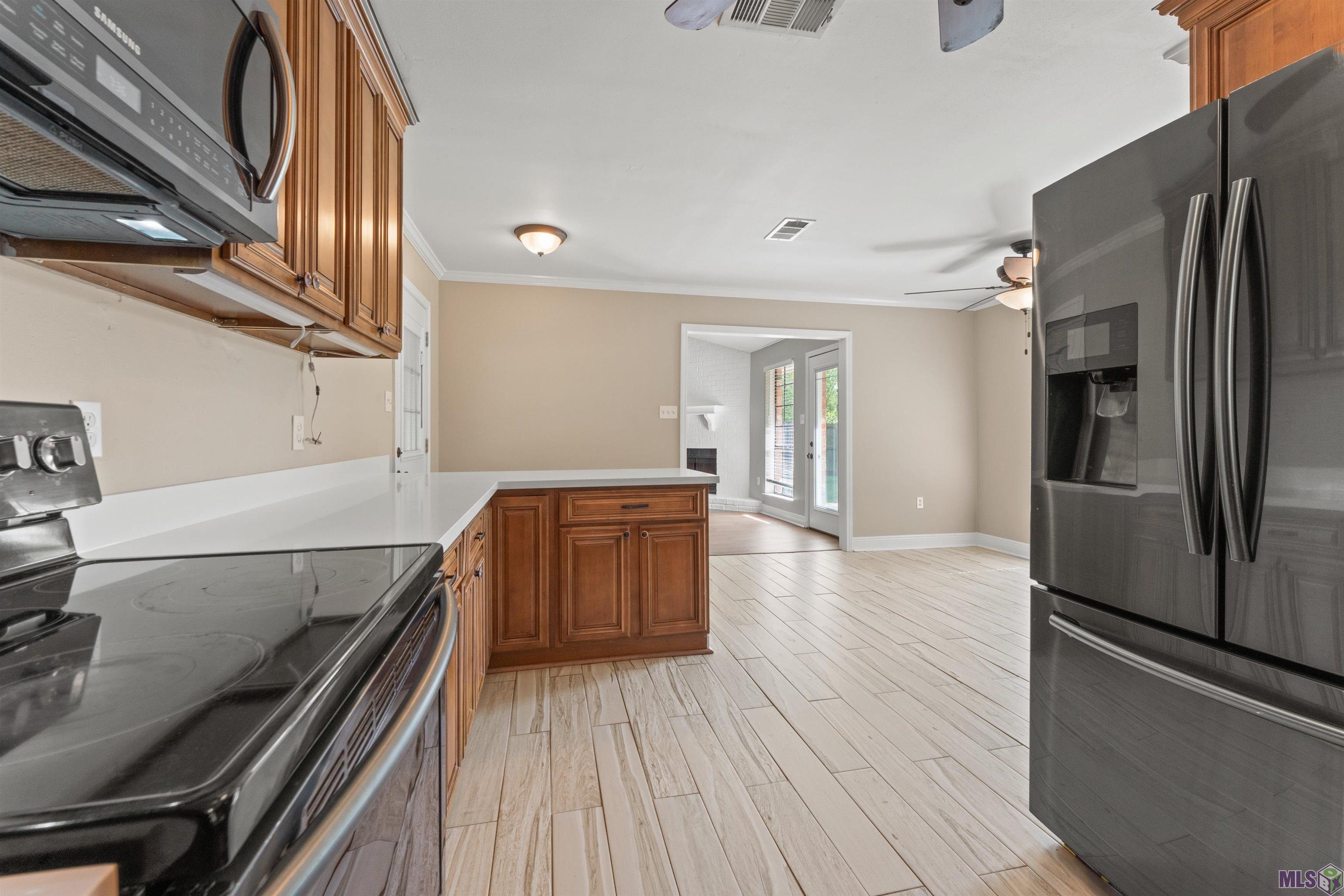 7513 Quorum Drive Baton Rouge, LA 70817 - Photo 9 of 34 Kitchen to Living Rm