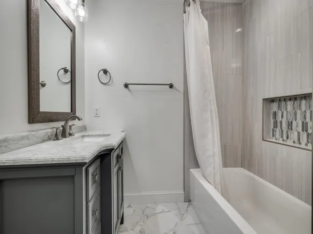 $900,000 | 140 Twin Lakes Drive, Double Oak, TX 75077