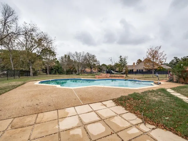 $900,000 | 140 Twin Lakes Drive, Double Oak, TX 75077