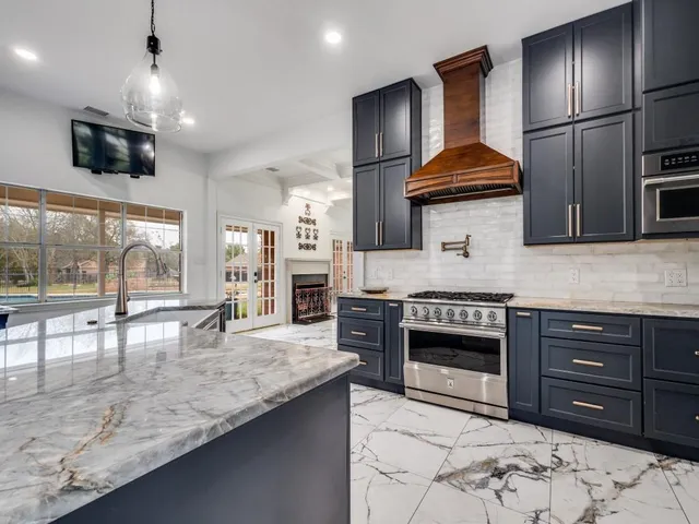 $900,000 | 140 Twin Lakes Drive, Double Oak, TX 75077