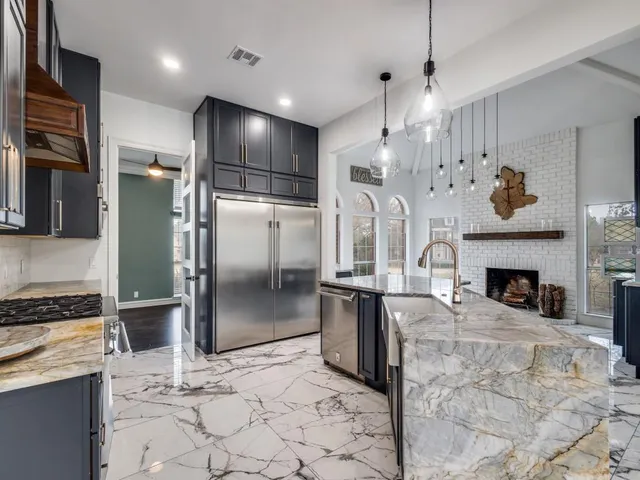 $900,000 | 140 Twin Lakes Drive, Double Oak, TX 75077