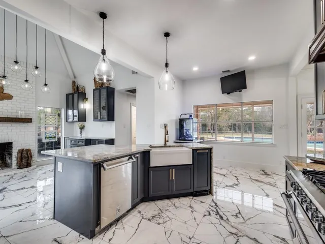 $900,000 | 140 Twin Lakes Drive, Double Oak, TX 75077