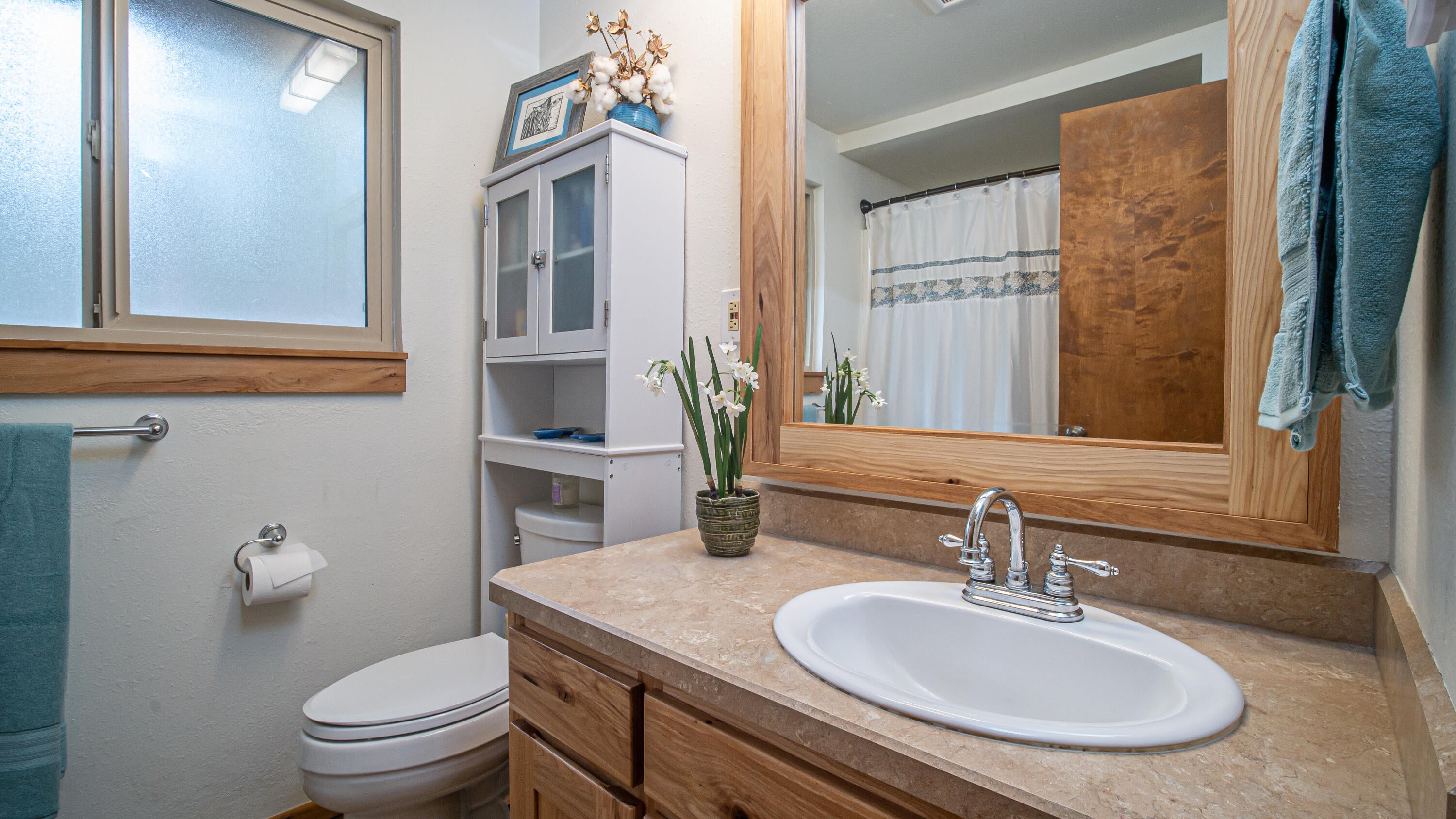60129 Agate Road Bend, OR 97702 - Photo 25 of 41 Second bathroom with tub/shower enclosure