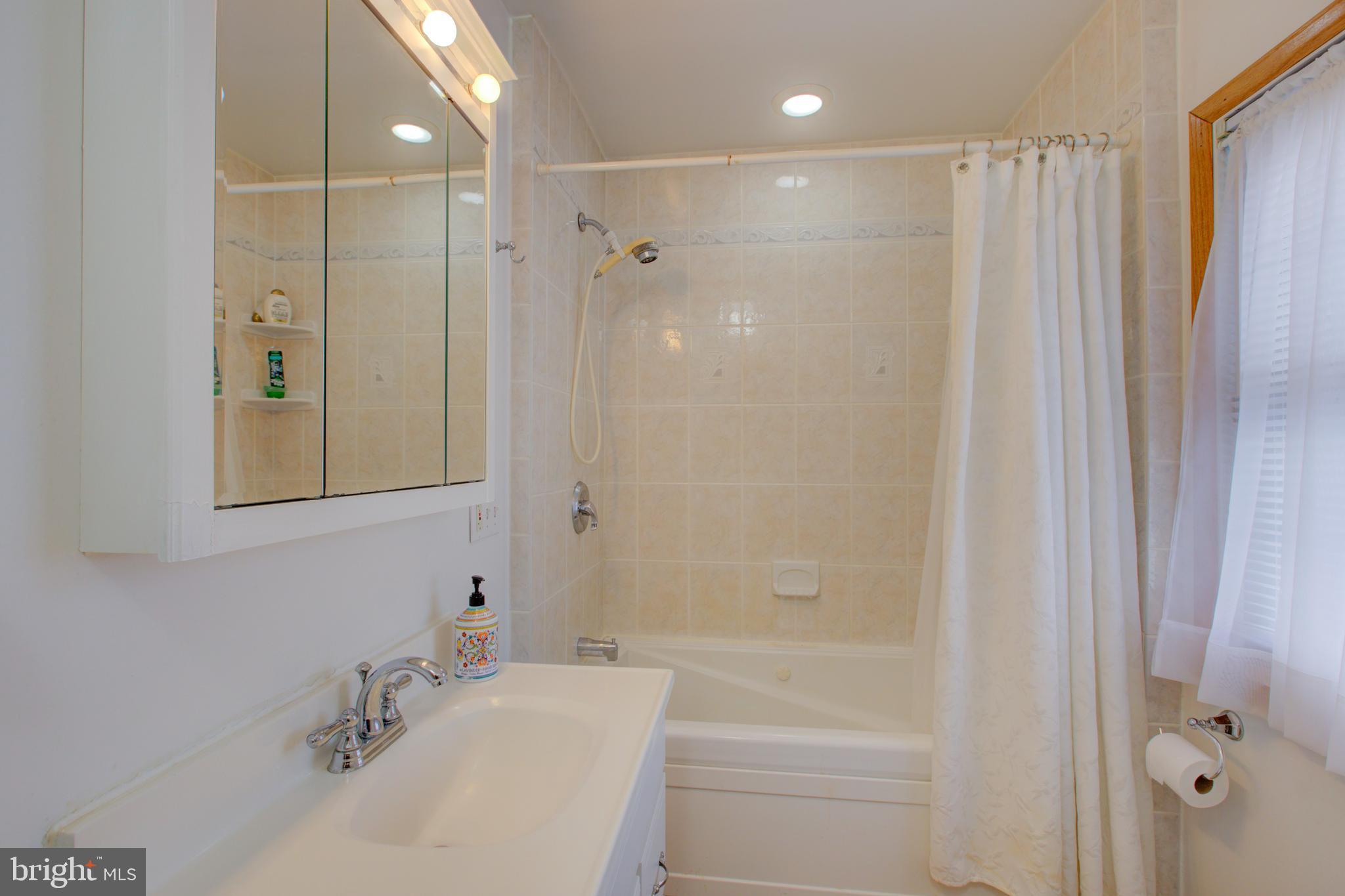 4119 Westview Road Baltimore, MD 21218 - Photo 29 of 51 Upstairs hall bath