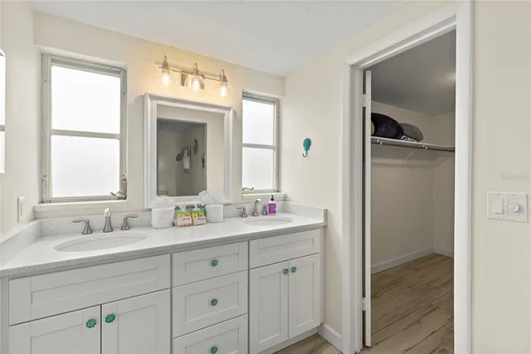 $575,000 | 6836 Roxbury Drive, Sarasota, FL 34231