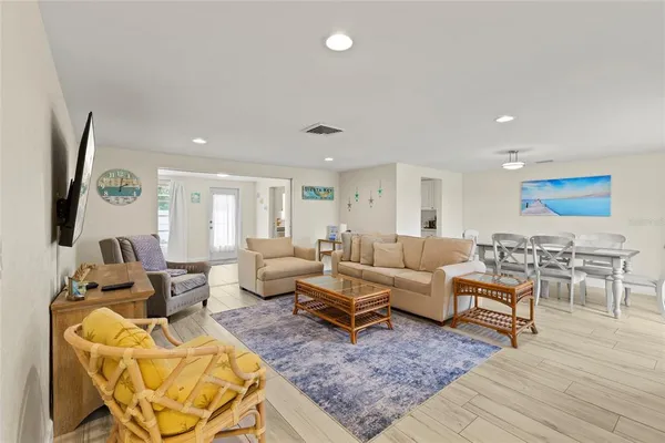 $575,000 | 6836 Roxbury Drive, Sarasota, FL 34231