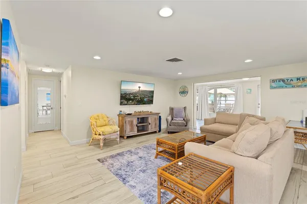$575,000 | 6836 Roxbury Drive, Sarasota, FL 34231