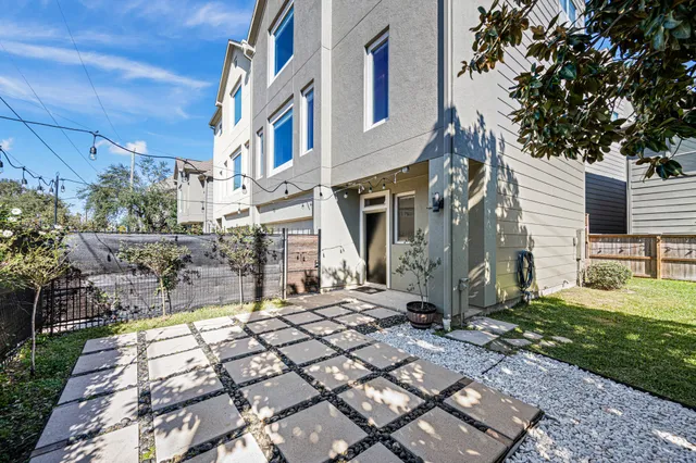 a view of a house with backyard