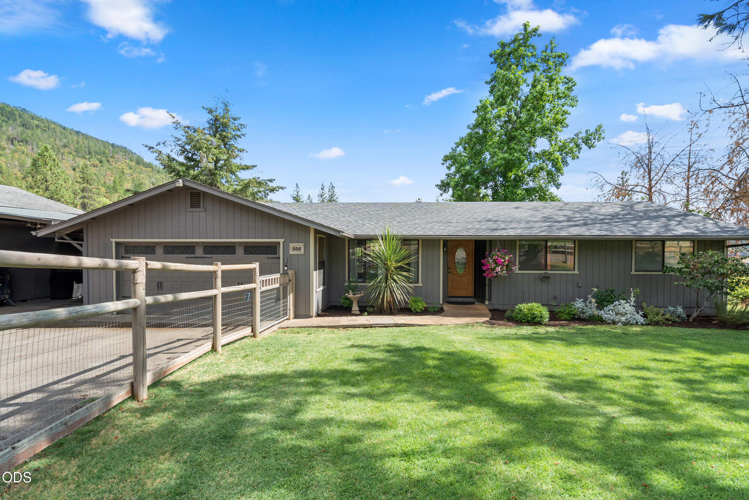 555 Grouse Creek Road Grants Pass, OR 97526 - Photo 3 of 57
