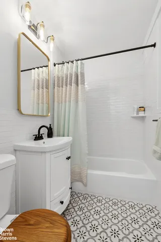 $799,000 | 215 East 79th Street, Unit 6F | Upper East Side