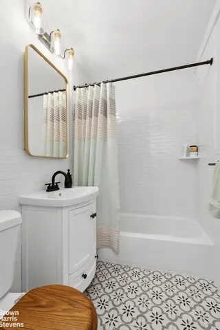 $799,000 | 215 East 79th Street, Unit 6F | Upper East Side