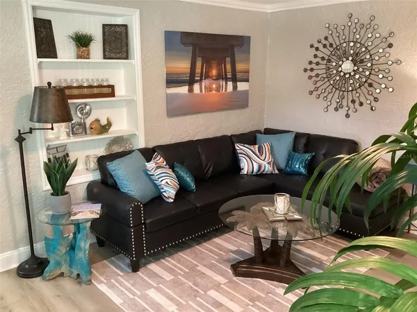 $2,200 | 13121 4th Street East, Unit 2, Madeira Beach, FL 33708