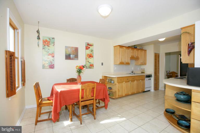 18 Ramsdell Court Gaithersburg, MD 20878 - Photo 1 of 23 Breakfast Area