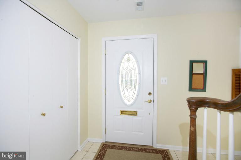 18 Ramsdell Court Gaithersburg, MD 20878 - Photo 2 of 23 Foyer