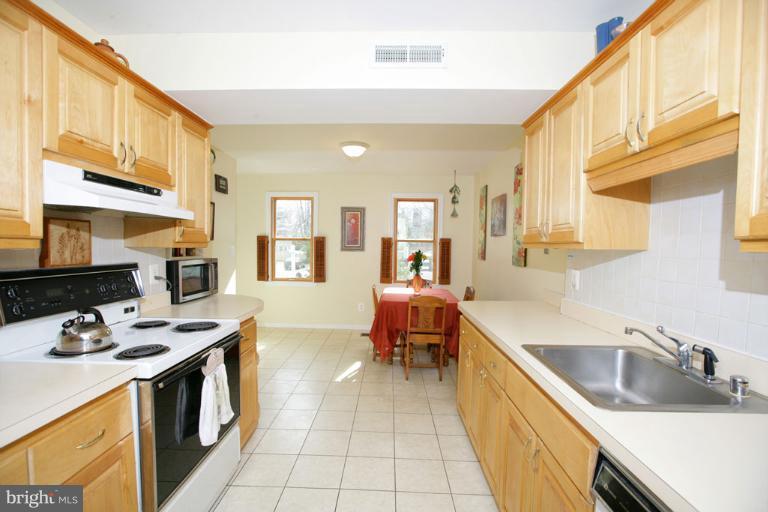 18 Ramsdell Court Gaithersburg, MD 20878 - Photo 11 of 23 Kitchen