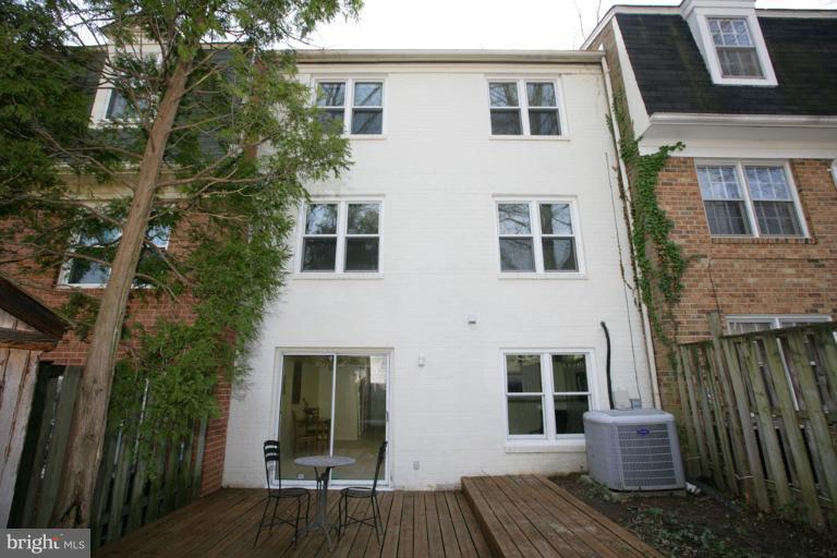 18 Ramsdell Court Gaithersburg, MD 20878 - Photo 19 of 23 Rear of Home