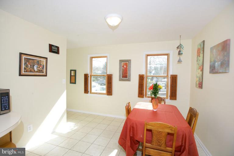 18 Ramsdell Court Gaithersburg, MD 20878 - Photo 3 of 23 Breakfast Area
