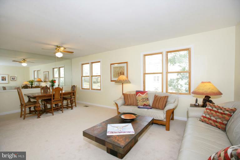 18 Ramsdell Court Gaithersburg, MD 20878 - Photo 5 of 23 Living Room