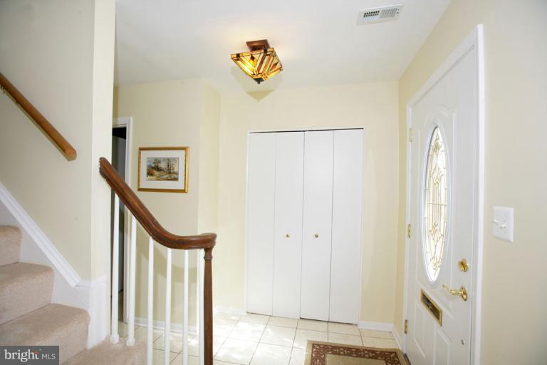 18 Ramsdell Court Gaithersburg, MD 20878 - Photo 7 of 23 Foyer