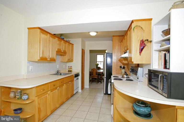 18 Ramsdell Court Gaithersburg, MD 20878 - Photo 8 of 23 Kitchen