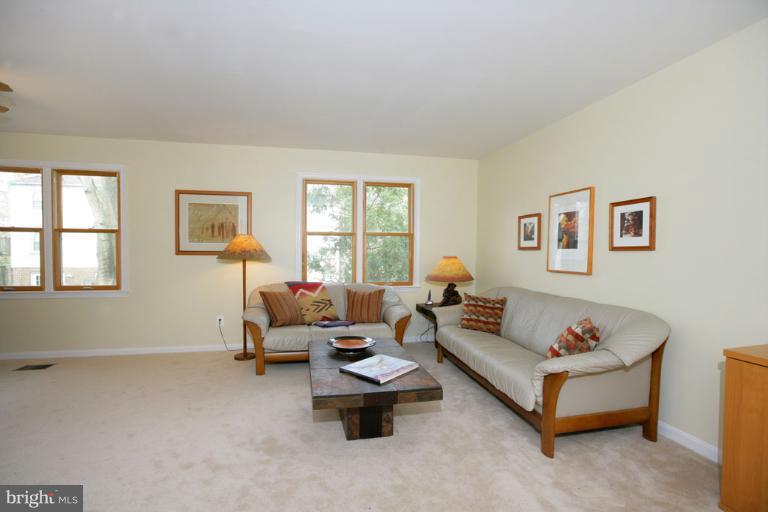18 Ramsdell Court Gaithersburg, MD 20878 - Photo 9 of 23 Living Room
