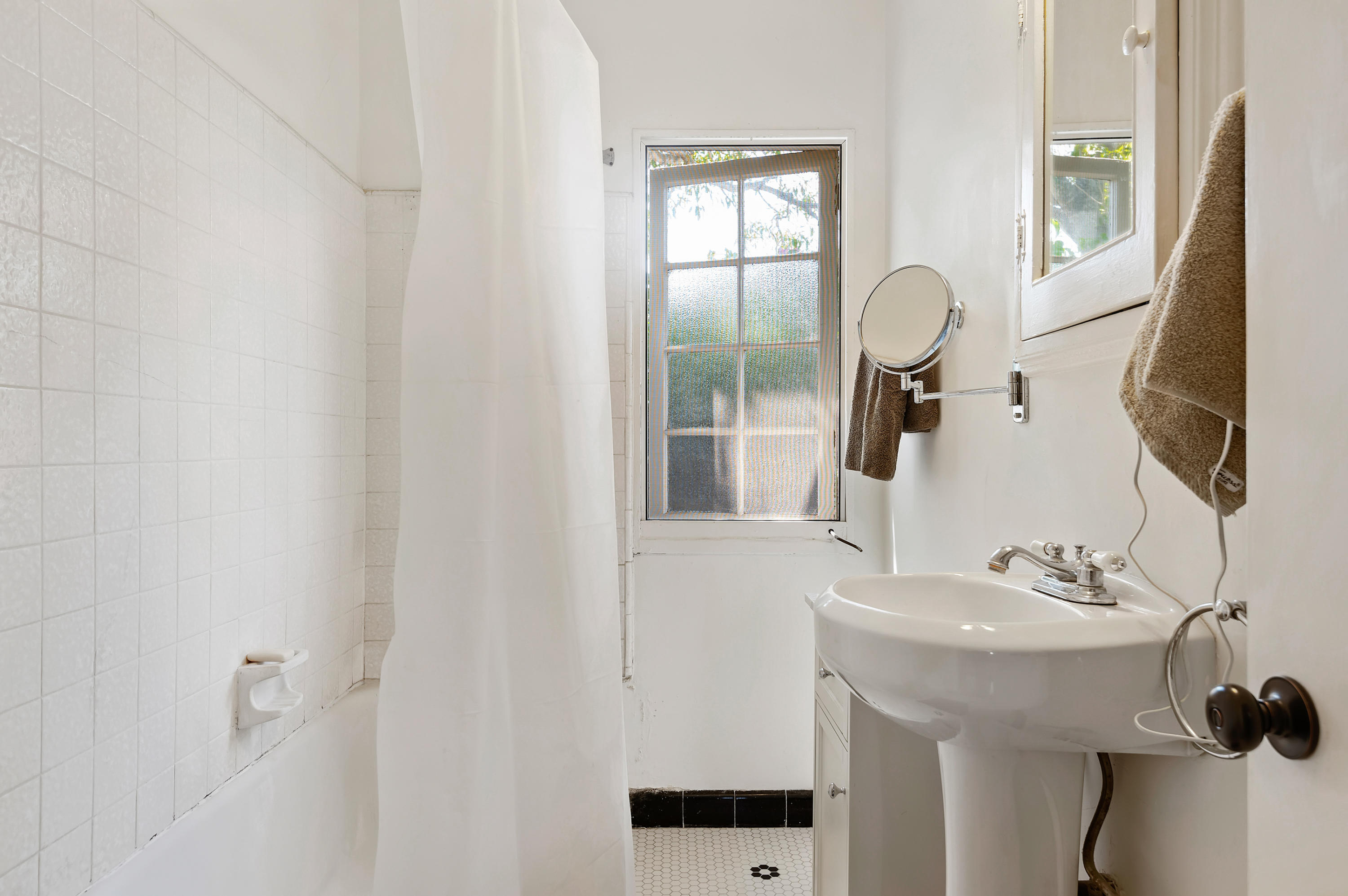 1710 Hillside Road Santa Barbara, CA 93101 - Photo 11 of 17 12 - Bathroom (1)