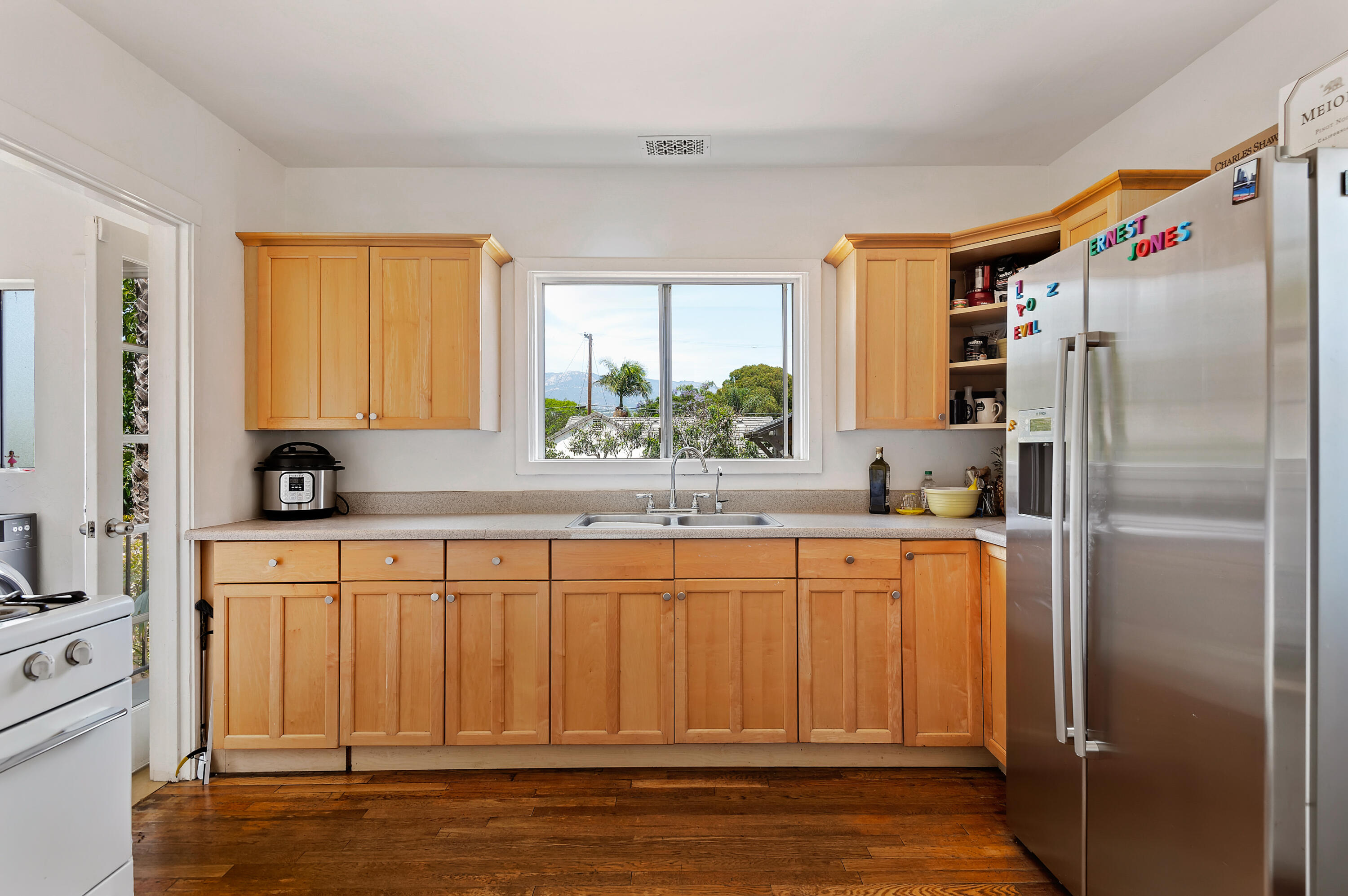 1710 Hillside Road Santa Barbara, CA 93101 - Photo 6 of 17 07 - Kitchen
