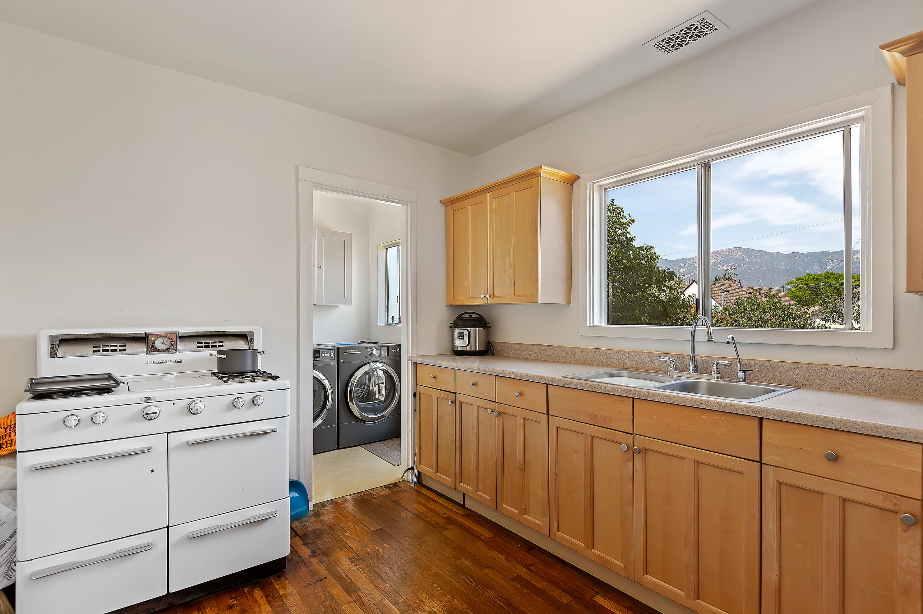1710 Hillside Road Santa Barbara, CA 93101 - Photo 7 of 17 08 - Kitchen
