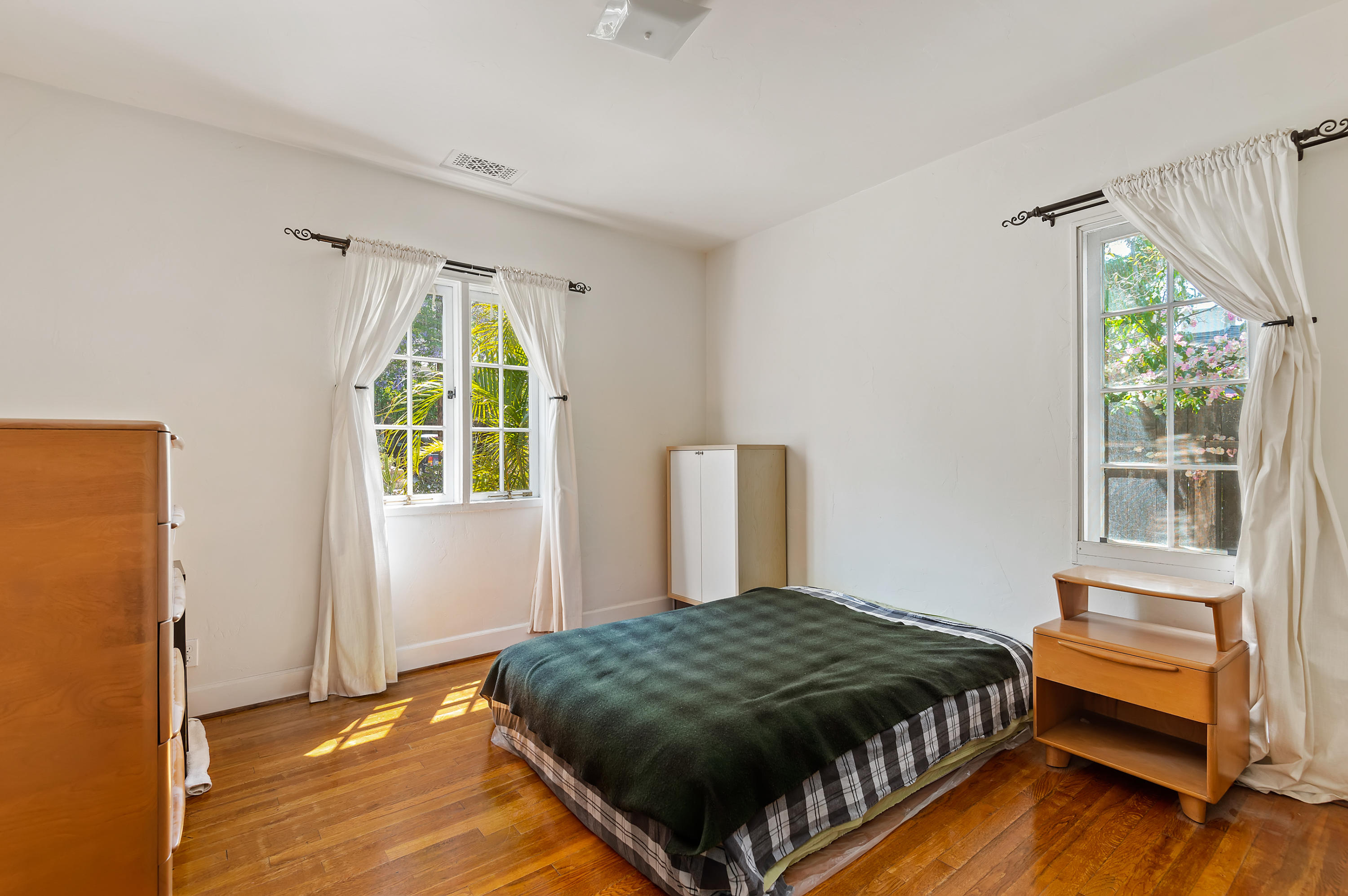 1710 Hillside Road Santa Barbara, CA 93101 - Photo 8 of 17 11 - Bedroom 1