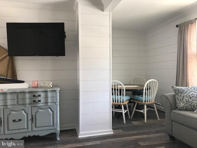 430 Dock Road Beach Haven, NJ 08008 - Photo 7 of 31 Second Floor seating and table space