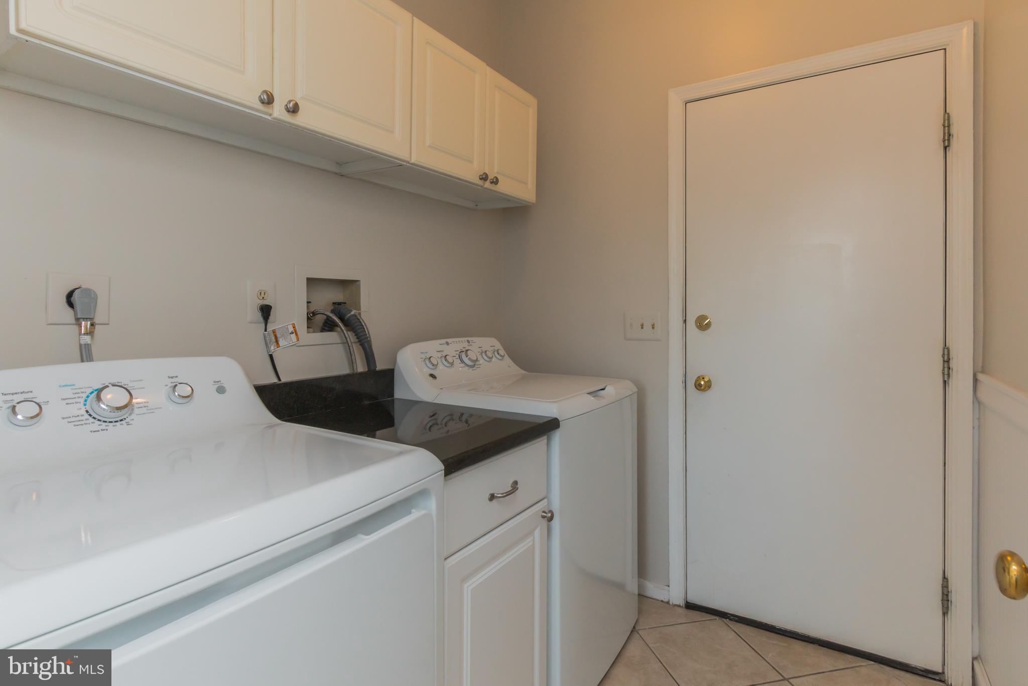 9217 Huntmaster Road Gaithersburg, MD 20882 - Photo 13 of 34 Main level laundry/mudroom with brand new w/d