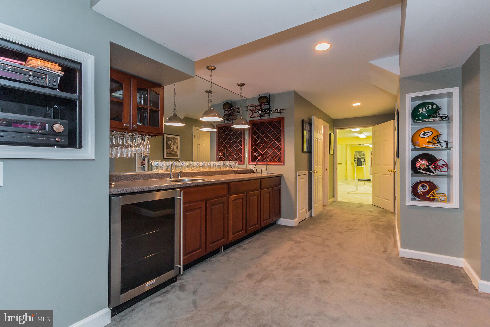 9217 Huntmaster Road Gaithersburg, MD 20882 - Photo 22 of 34 Wet bar
