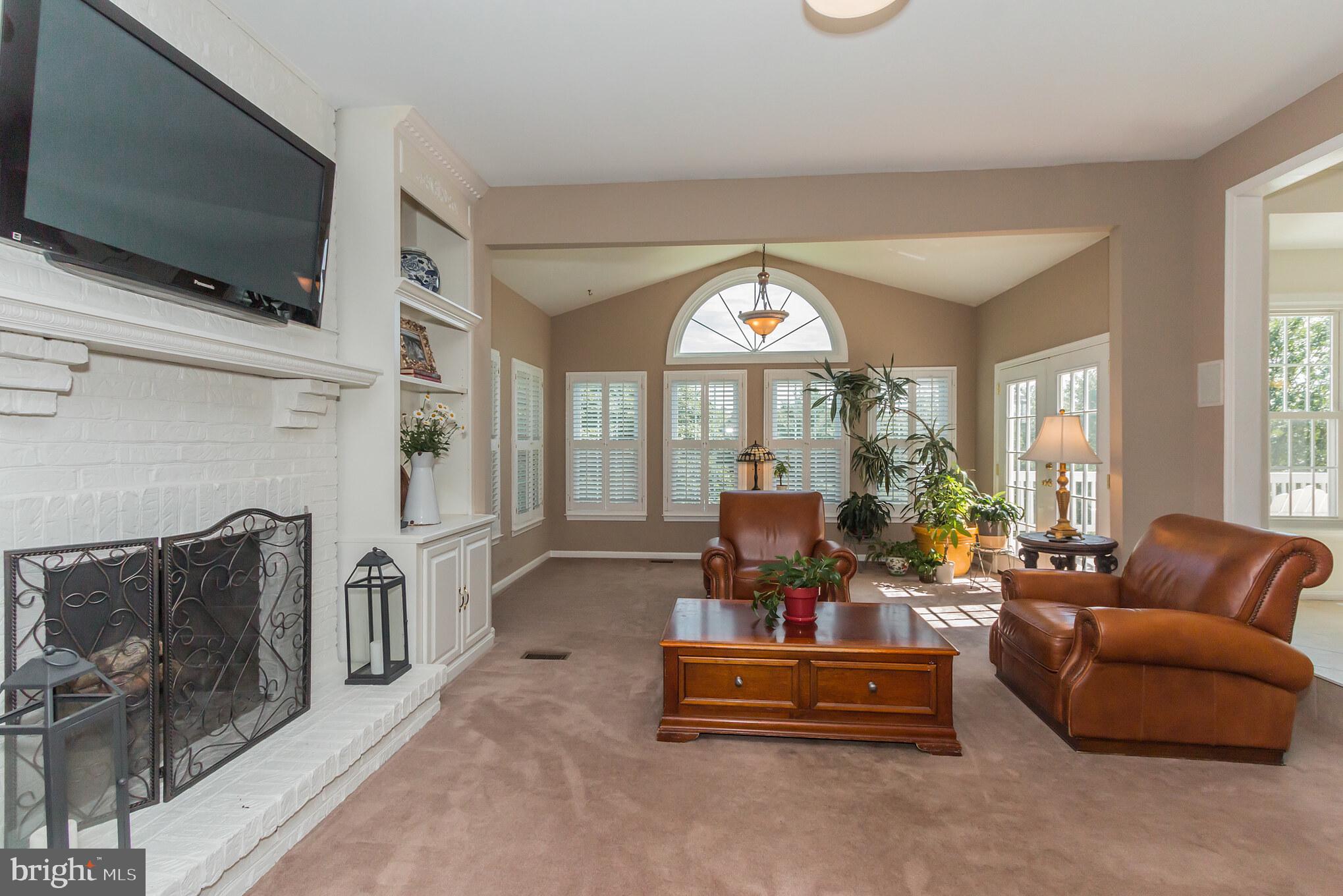 9217 Huntmaster Road Gaithersburg, MD 20882 - Photo 8 of 34 Family room with sunny bump out