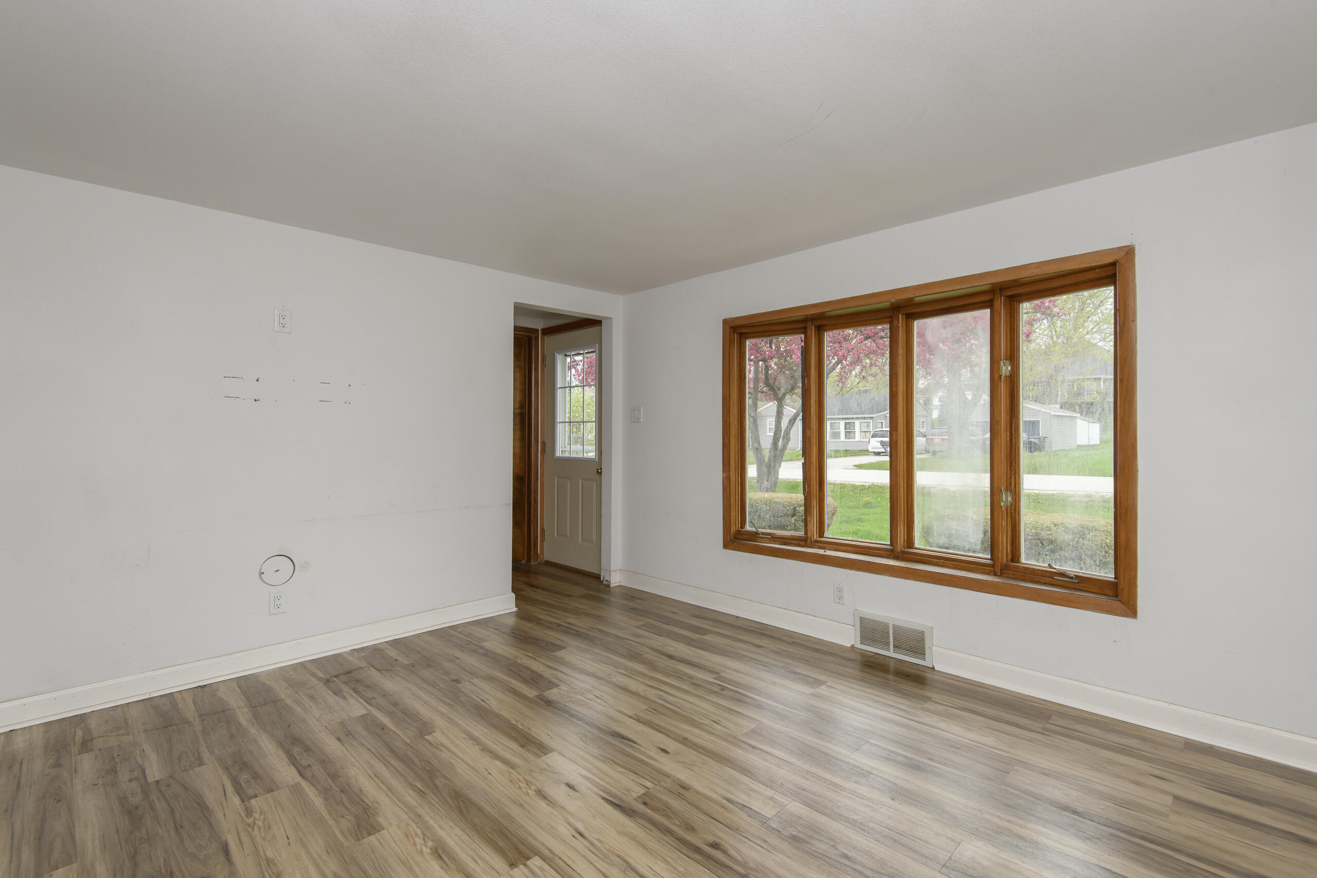 W271N2563 Pear Tree Lane Pewaukee, WI 53072 - Photo 2 of 47 Living room
