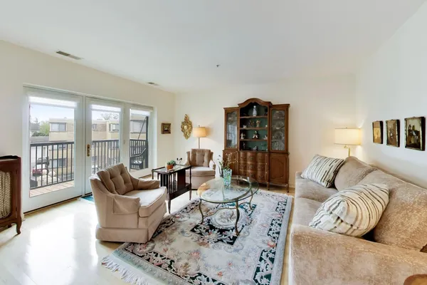 $650,000 | 1107 Greenleaf Avenue, Unit 3F, Wilmette, IL 60091