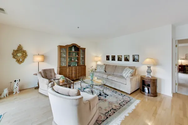 $650,000 | 1107 Greenleaf Avenue, Unit 3F, Wilmette, IL 60091