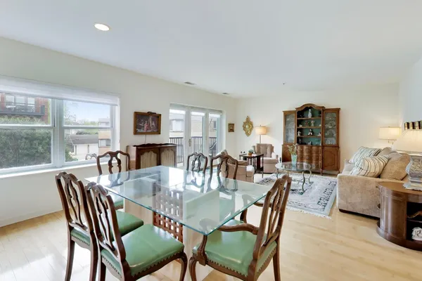 $650,000 | 1107 Greenleaf Avenue, Unit 3F, Wilmette, IL 60091
