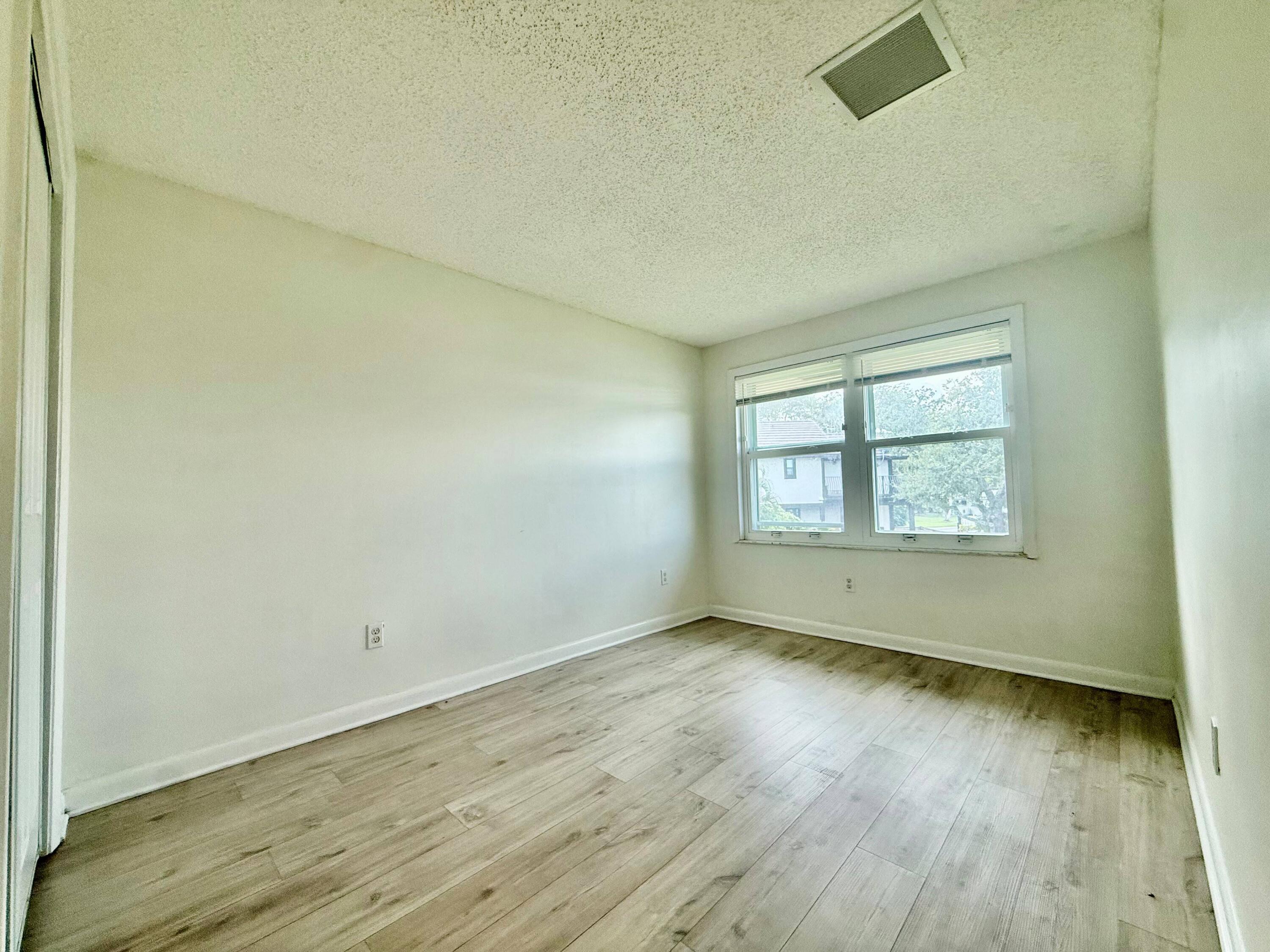 329 Gulfstream Road Dania Beach, FL 33004 - Photo 11 of 20 WhatsApp Image 2026-08-27 at 21.50.25 (2