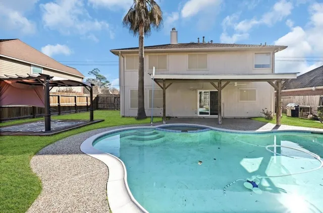 a view of a house with back yard