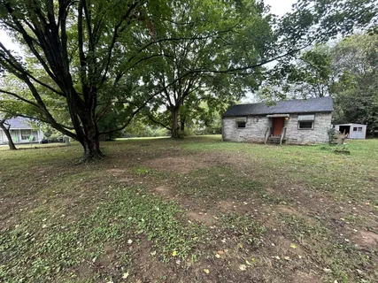 a view of a back yard