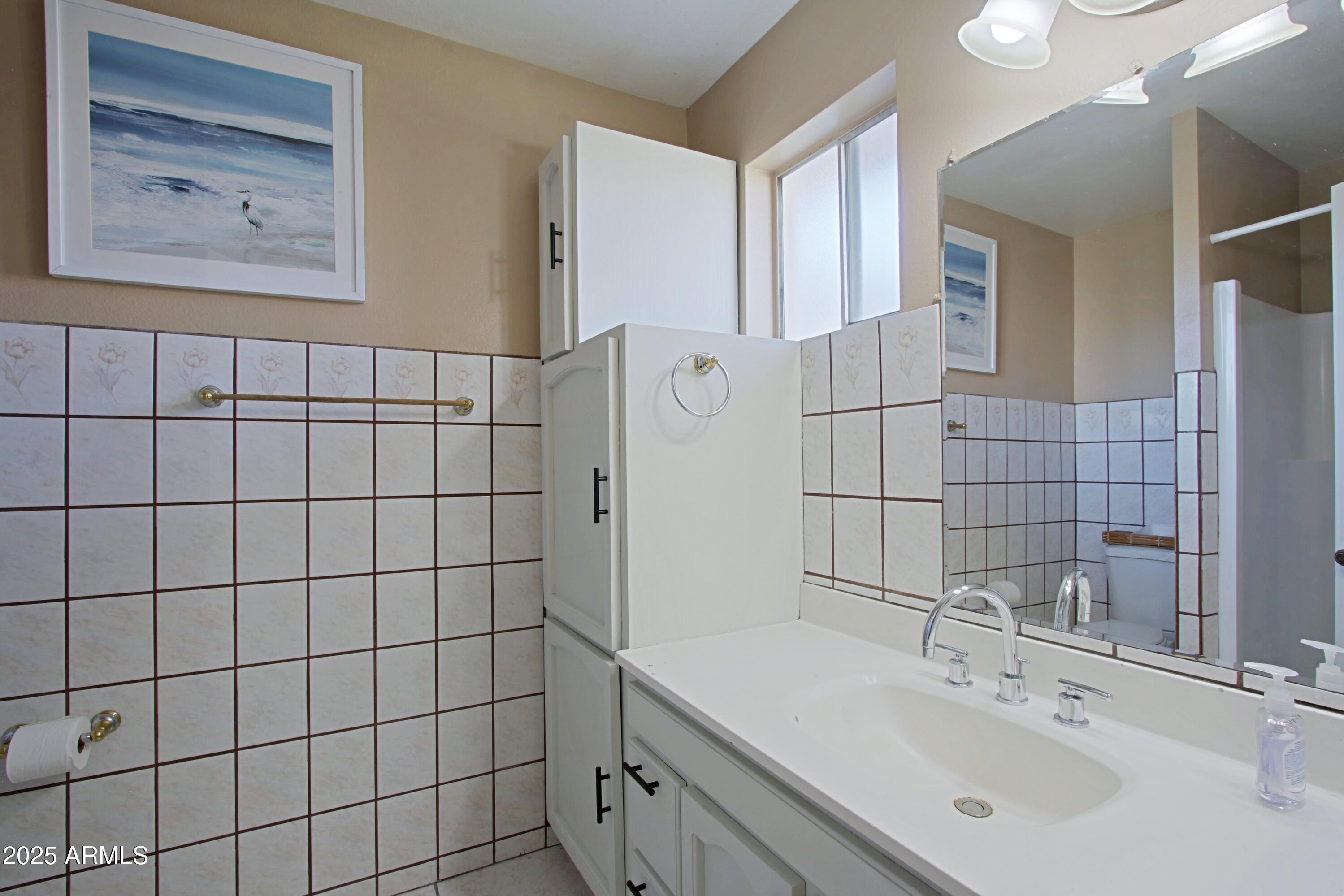 4526 West Altadena Avenue Glendale, AZ 85304 - Photo 15 of 38 a bathroom with a sink toilet and shower