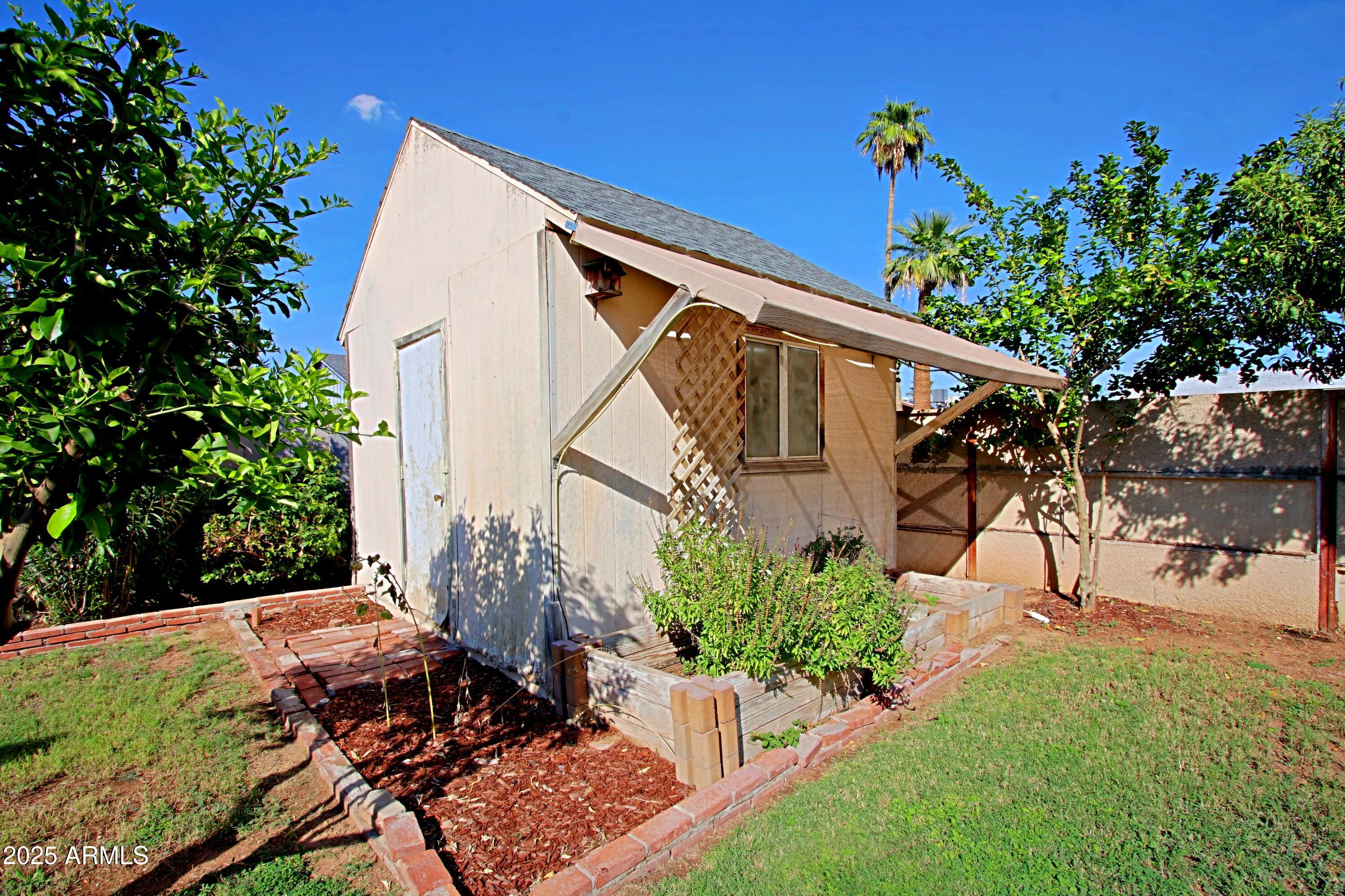 4526 West Altadena Avenue Glendale, AZ 85304 - Photo 36 of 38 a backyard of a house with lots of green space