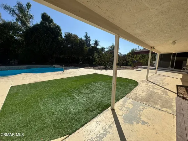 a view of a backyard